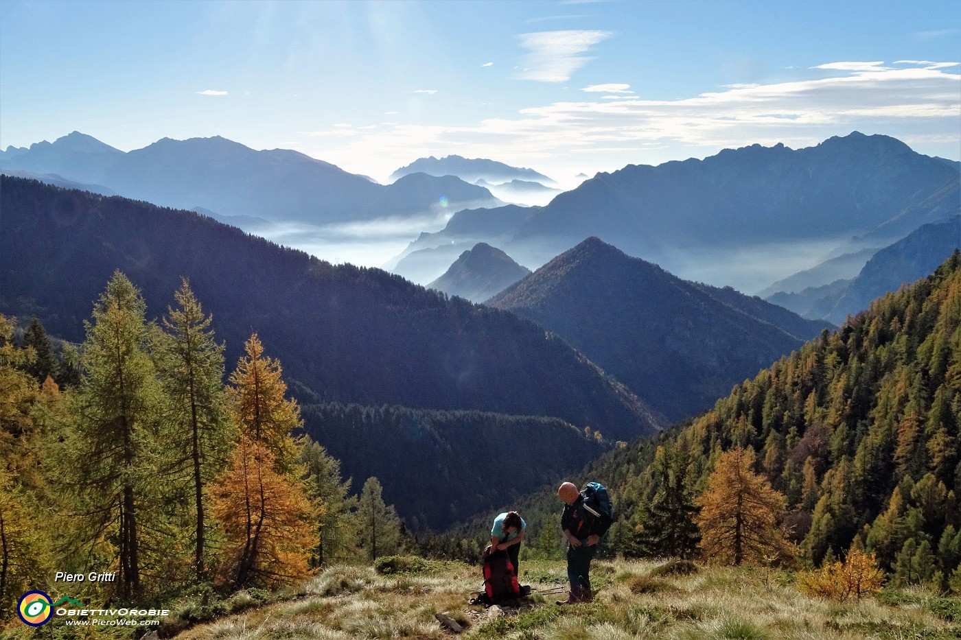 20 Usciti dall'abetaia attraversaiamo un rado lariceto colorato d'autunno.JPG -                                